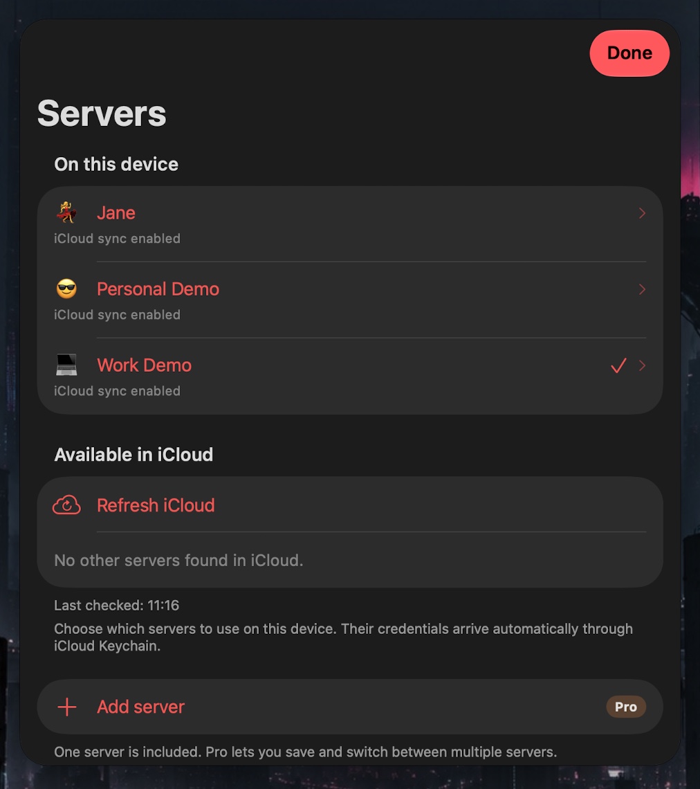 Gestión de servidores en PocketHook, con los perfiles de este dispositivo y la sección Disponibles en iCloud